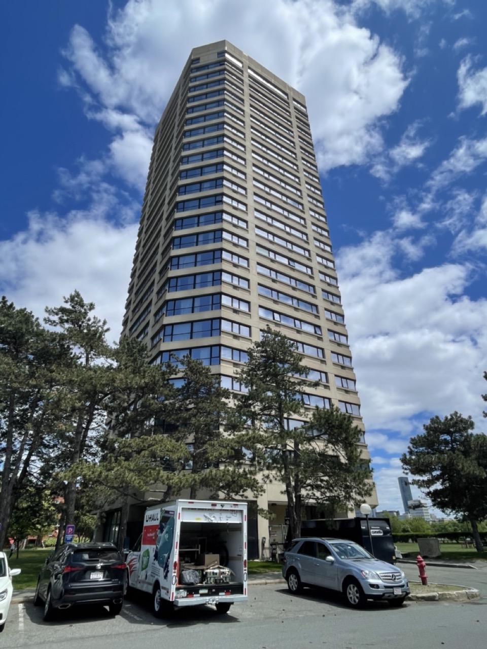 花了六個小時才把23樓公寓裡的物品都搬運上車。